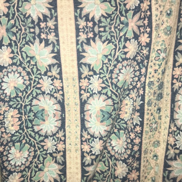 ❗️SOLD❗️Pretty pastel, floral print AE top - Picture 3 of 5